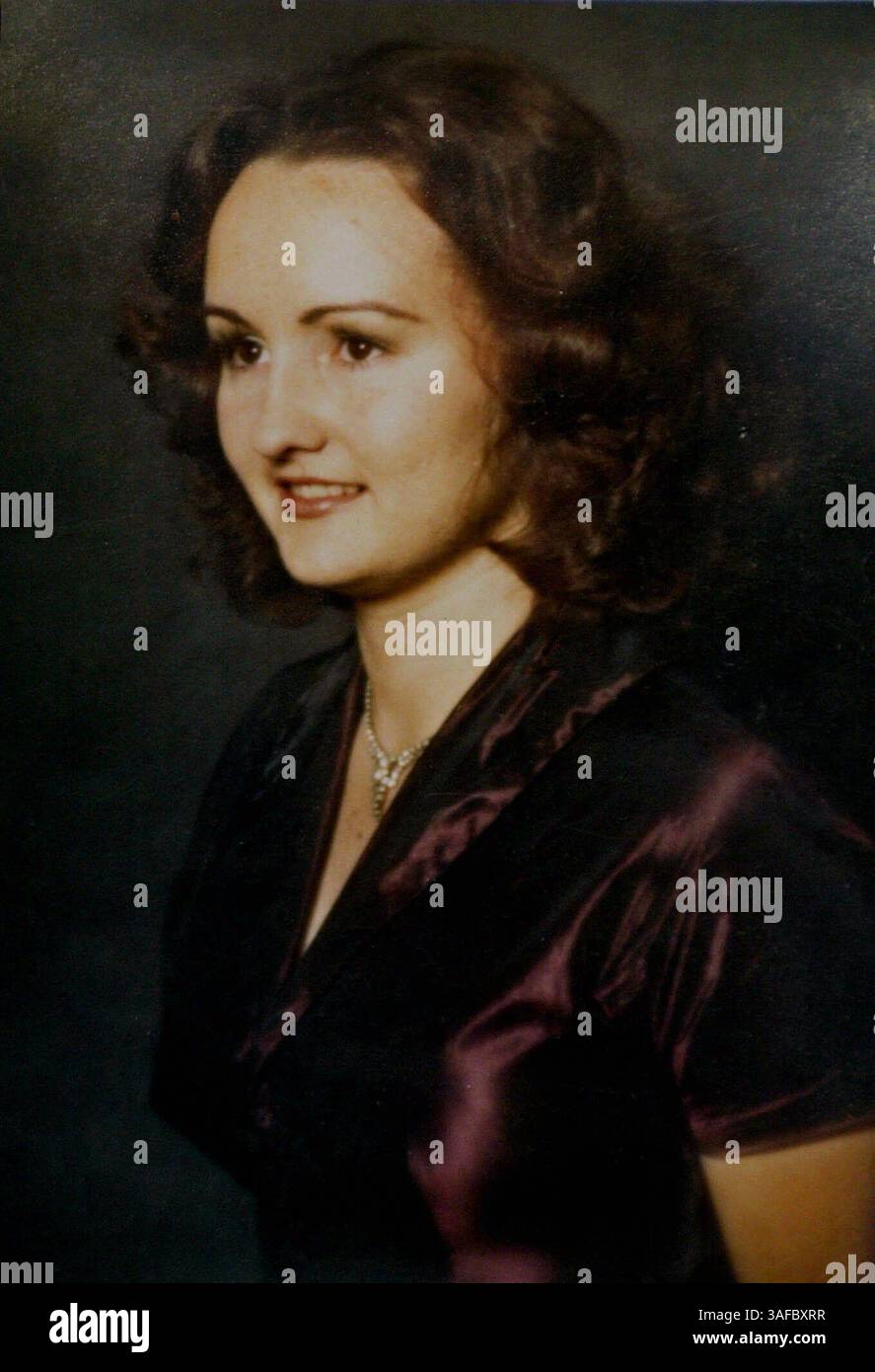 Mai 2001; Hollywood, Kalifornien, USA; BONNY LEE BAKLEY (45), die am 4. Mai 2001 vor einem Restaurant IN LA erschossen wurde. Dieses Bild wurde auf ein anderes Foto des berühmten Entertainers Elvis Presley überlagert. Harland Braun, Anwalt von Robert Blake, stellte das Foto vor und sagte, es sei unter Bakleys Besitz gefunden worden. Das Paar heiratete Ende letzten Jahres, nachdem DNA-Tests gezeigt hatten, dass Blake, Star der 70er-TV-Show ``Baretta'', der Vater ihrer kleinen Tochter war, die letzten Juni geboren wurde. Die kalifornische DMV sagte, ihr Name sei auf ihrem Führerschein als Bonny Lee Lewis aufgeführt. . (Cred Stockfoto Mai 2001; Hollywood, Kalifornien, USA; BONNY LEE BAKLEY (45), die am 4. Mai 2001 vor einem Restaurant IN LA erschossen wurde. Dieses Bild wurde auf ein anderes Foto des berühmten Entertainers Elvis Presley überlagert. Harland Braun, Anwalt von Robert Blake, stellte das Foto vor und sagte, es sei unter Bakleys Besitz gefunden worden. Das Paar heiratete Ende letzten Jahres, nachdem DNA-Tests gezeigt hatten, dass Blake, Star der 70er-TV-Show ``Baretta'', der Vater ihrer kleinen Tochter war, die letzten Juni geboren wurde. Die kalifornische DMV sagte, ihr Name sei auf ihrem Führerschein als Bonny Lee Lewis aufgeführt. . (Cred Stockfoto